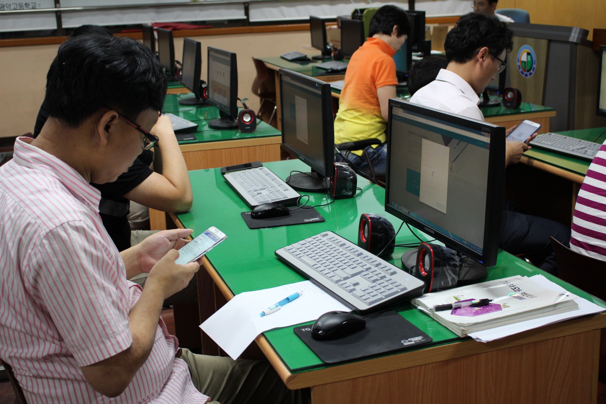 교사와 학생이 Students Care의 필요와 기능을 함께 논의하는 모습