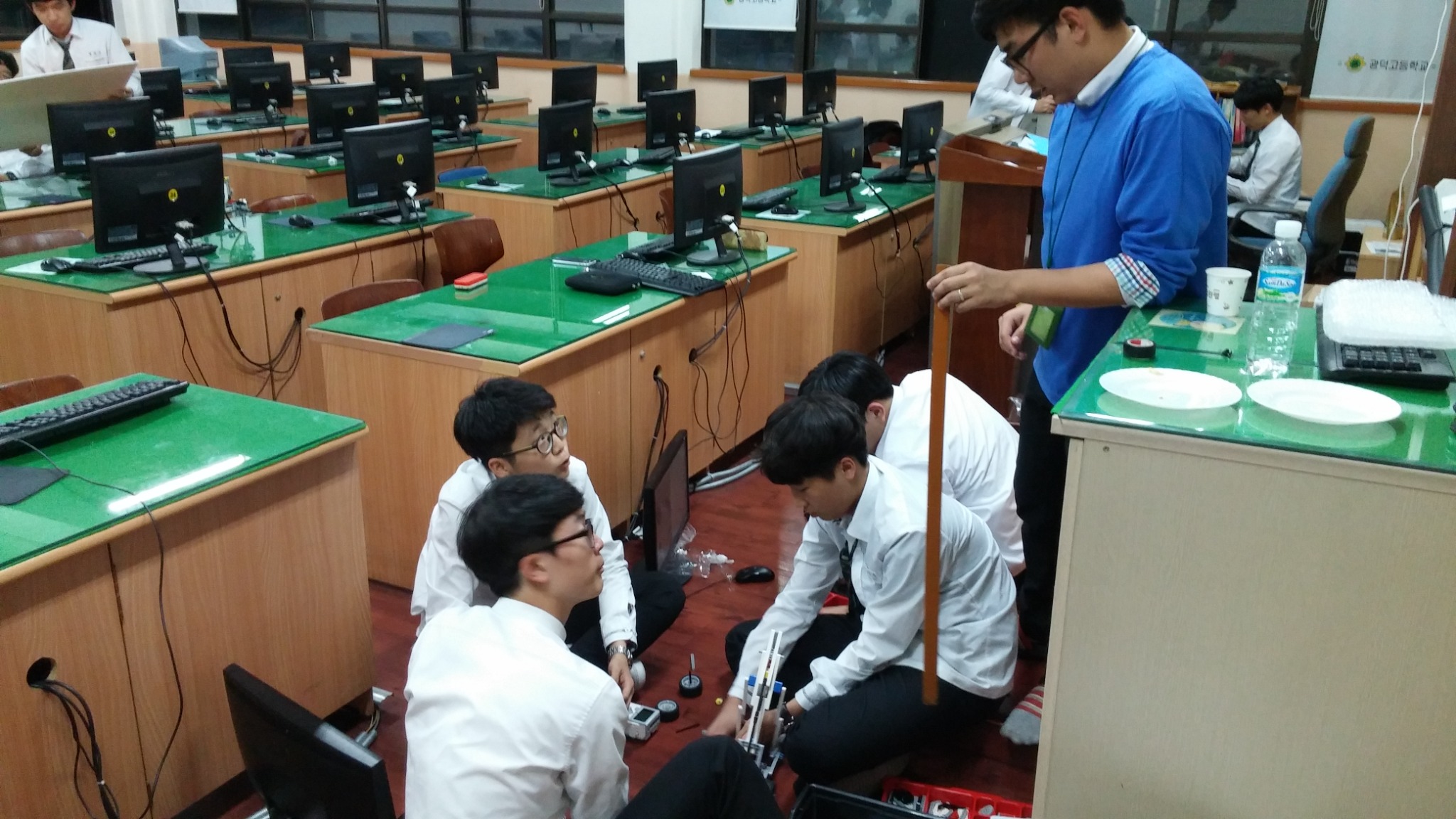 선배 학생이 후배 학생과 함께 활동하는 장면